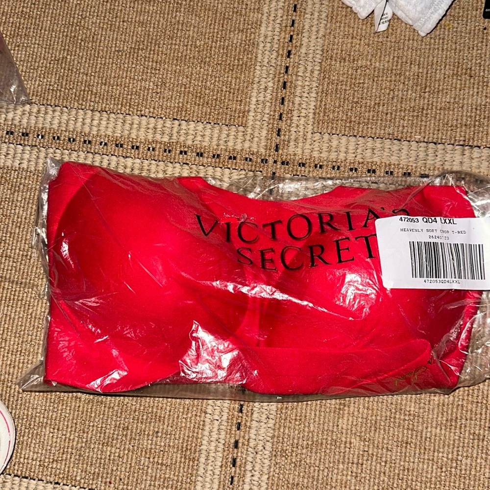 NIB VICTORIA’S SECRET UNLINED LIGHT WEIGHT BRA WITH REMOVABLE PADS